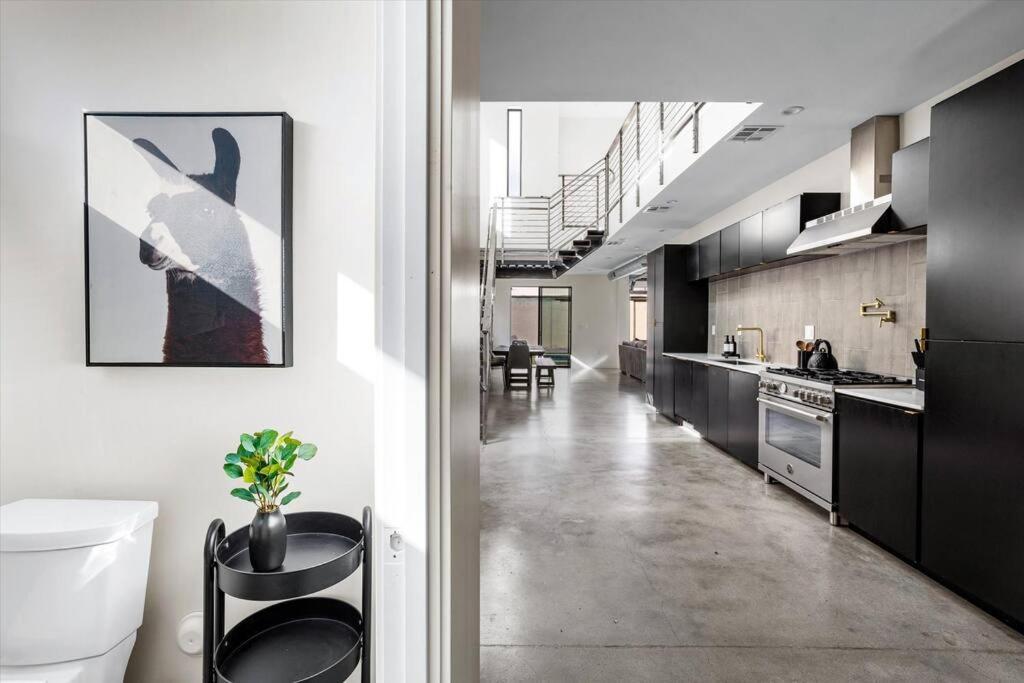 New Modern 3br & Loft- Heated Pool, Near Airport Casa de férias