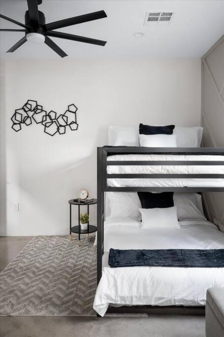 Casa de férias New Modern 3br & Loft- Heated Pool, Near Airport