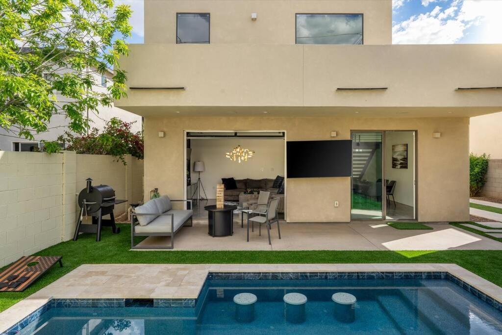 New Modern 3br & Loft- Heated Pool, Near Airport Casa de férias *