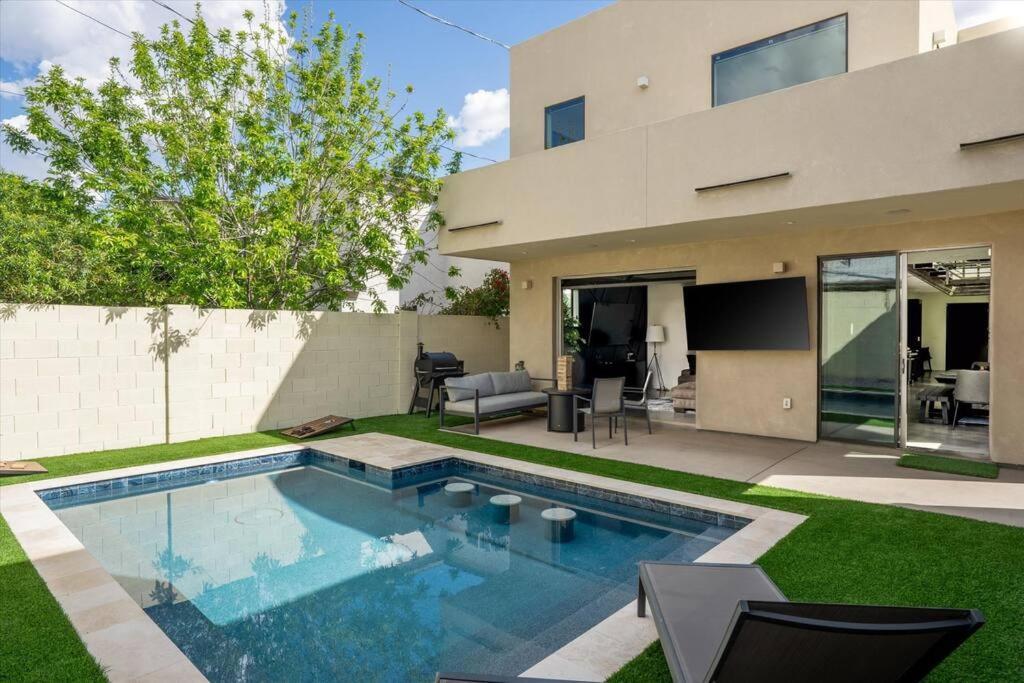Casa de férias New Modern 3br & Loft- Heated Pool, Near Airport Phoenix