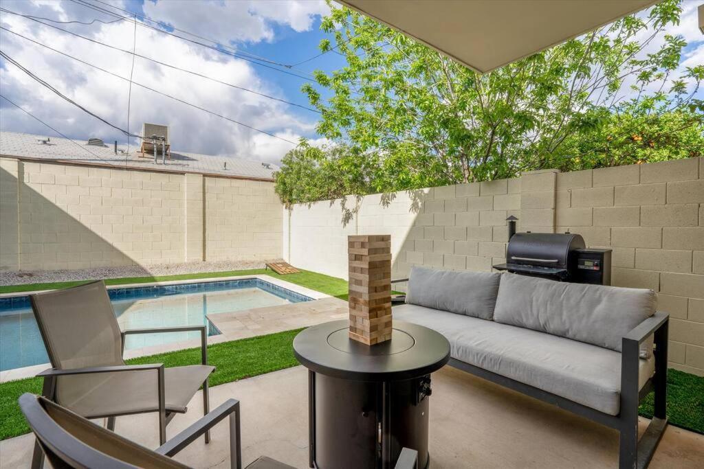 New Modern 3br & Loft- Heated Pool, Near Airport Casa de férias